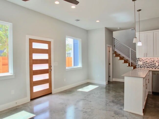 Building Photo - East Riverside near parks