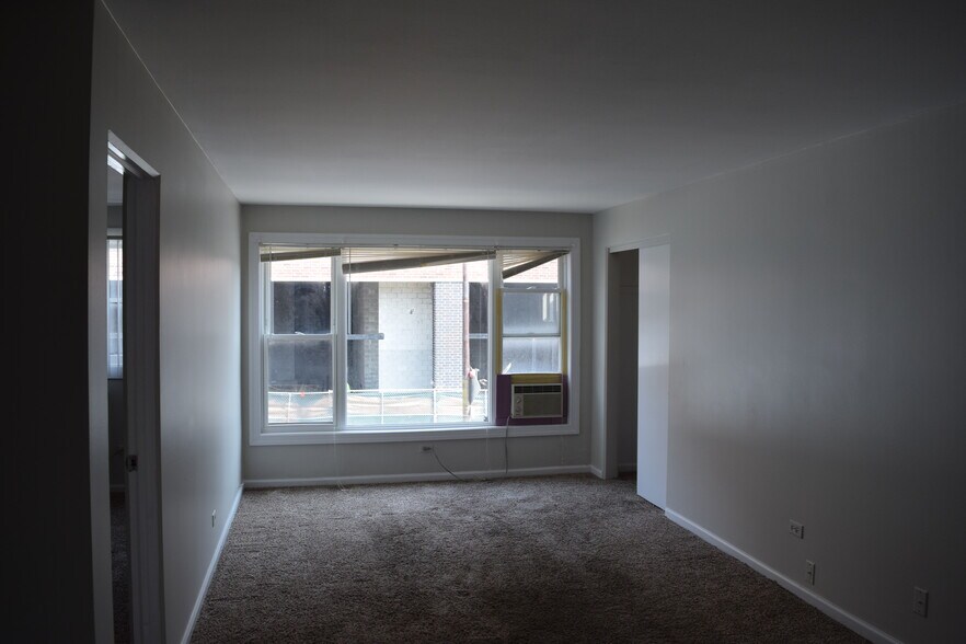 Building Photo - 6341 W Belmont Ave