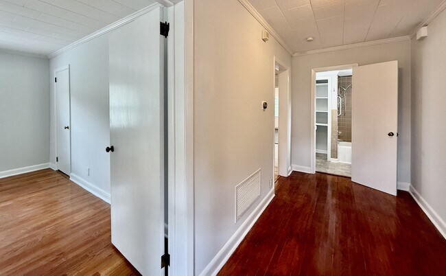 Building Photo - 904 Carolina Ave