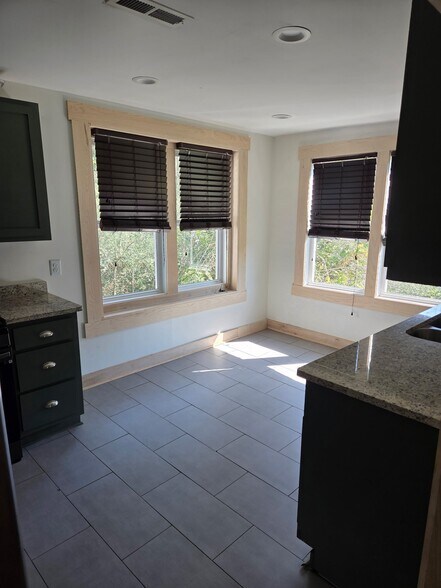 Building Photo - 530 N Royal Ave