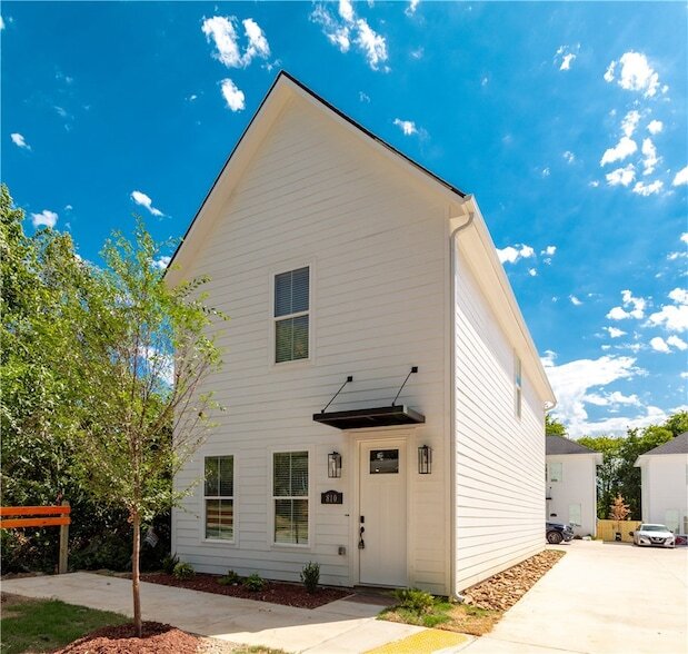Building Photo - 810 S Wood Ave