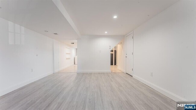 Building Photo - 516 North St