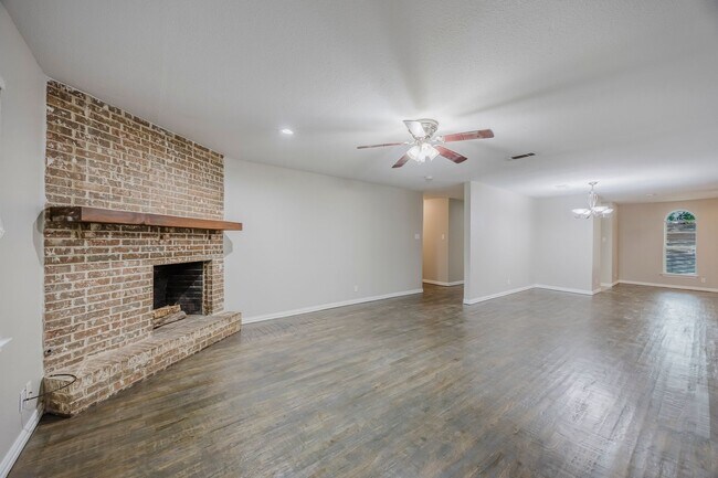 Building Photo - 4 Bedroom, 3 Bath Home Gorgeously Remodeled