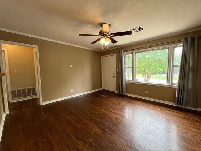 Building Photo - Cute 2 Bed 1 Bath