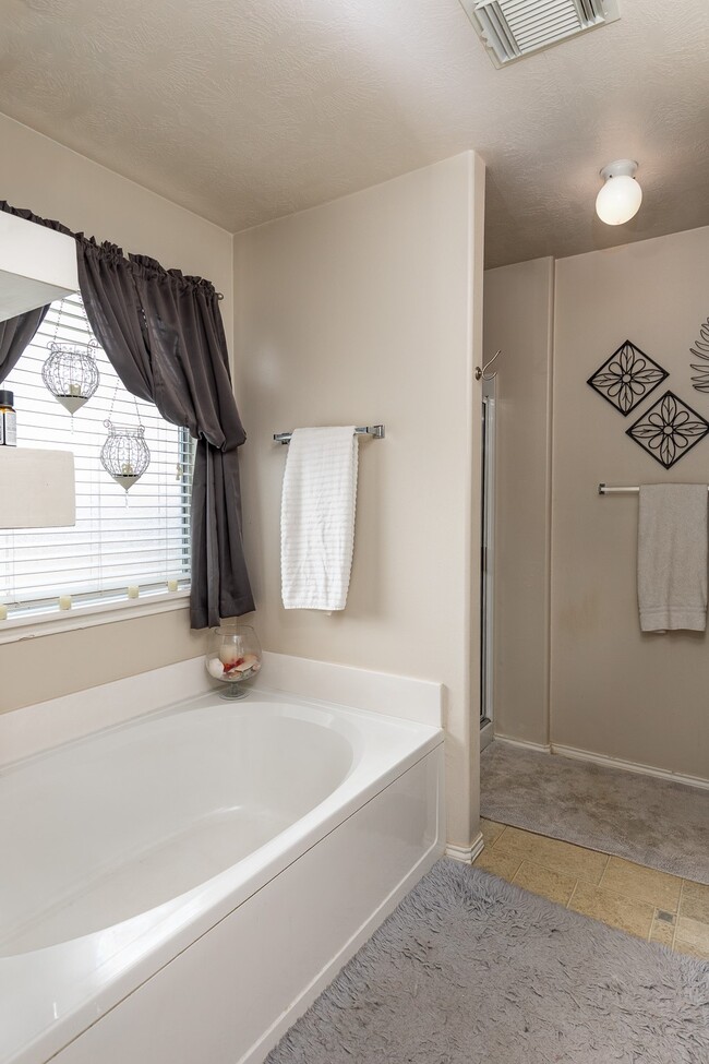 Building Photo - 24027 Kingbriar Dr
