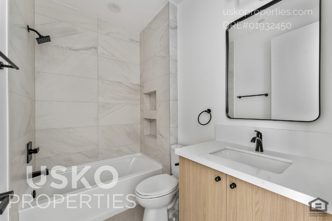 Building Photo - "Chic Urban Living: Spacious 2-Bed, 2-Bath...
