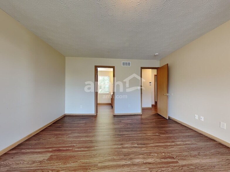 Building Photo - 940 Fox Croft Pl