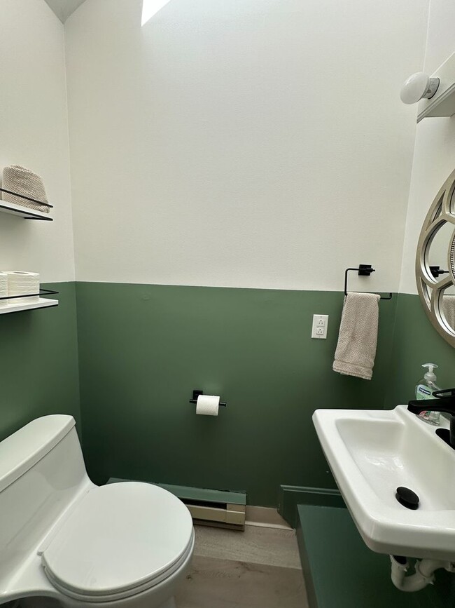 Building Photo - Beautiful Fully Furnished Seasonal 2 Bed 1...