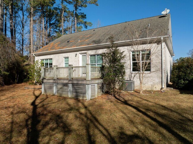Building Photo - Fresh Paint, New Carpet & Custom Finishes in North Shore Country Club