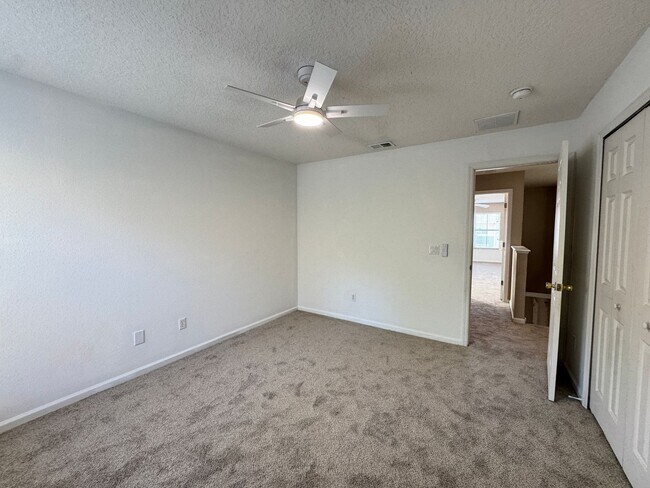 Building Photo - 5 Bedroom Townhome in Avalon Park! TESLA CHARGER INCLUDED!