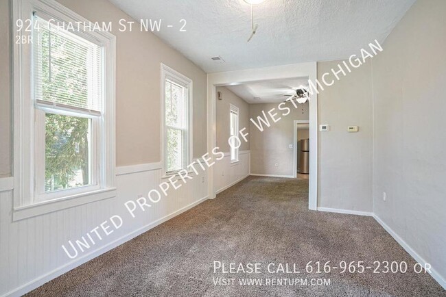 Building Photo - Tours Estimated to Begin 12/9 | 2 Bed 1 Ba...