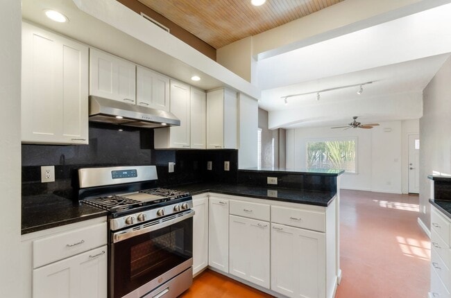 Building Photo - University Bungalow