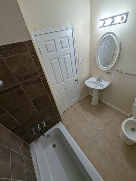 Building Photo - 931 Edwards St