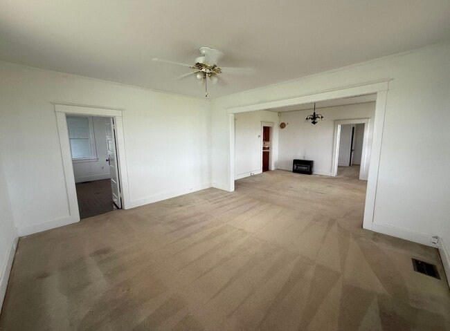 Building Photo - Charming Country Farmhouse in Elberta!