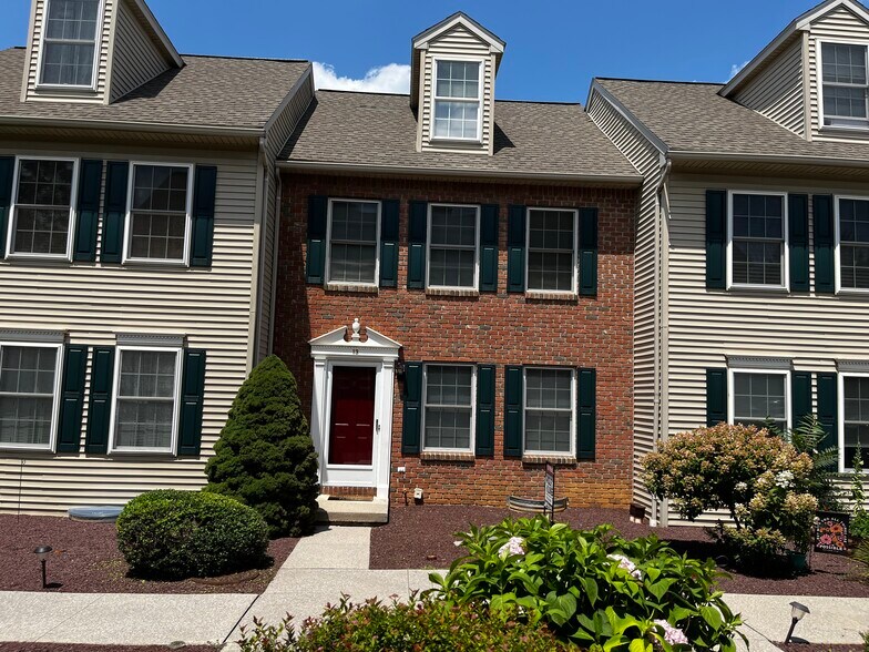 Primary Photo - 13 Weiser Ct