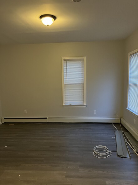 Building Photo - 652 Maple St