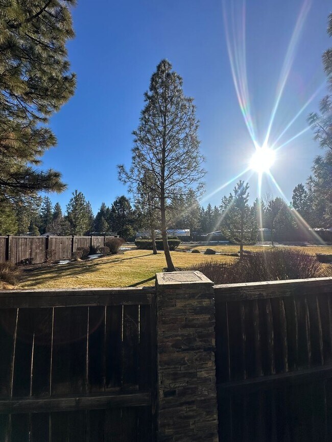 Building Photo - Comfortable Bend Living – 3 Bedroom Home with Spacious Bonus Room!