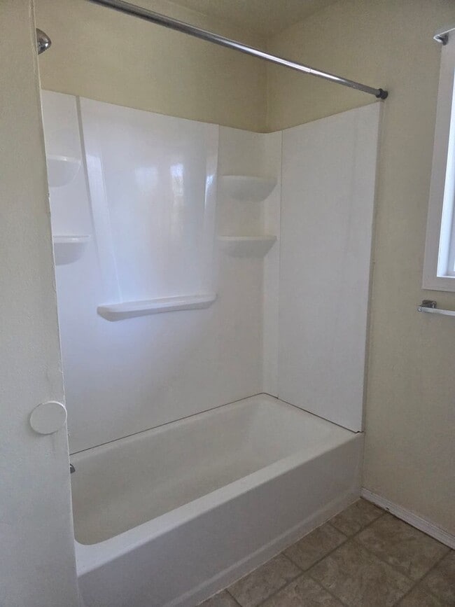 Building Photo - Very nice duplex 2 bedroom 1 bathroom