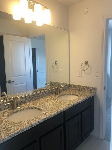 Two door two sink bathroom! - 1881 Spring Water Pt
