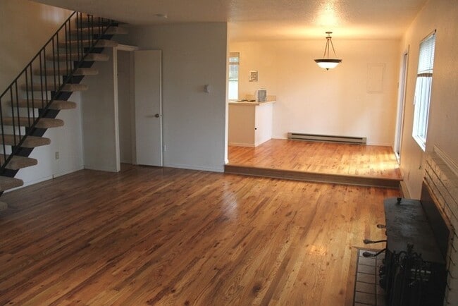 Building Photo - 3 Bed, 1 Bath Duplex in Lake Oswego