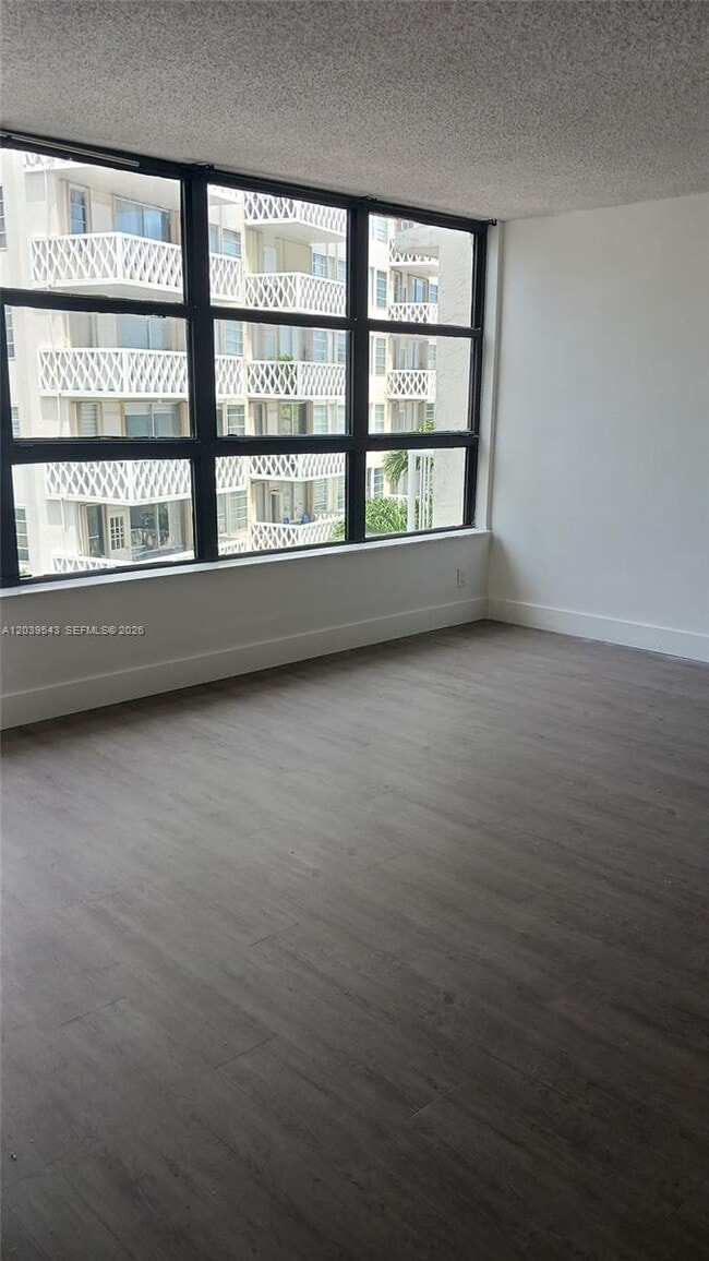 Building Photo - 1440 Brickell Bay Dr