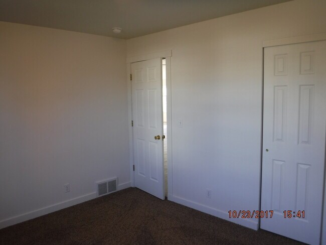 Building Photo - Centrally Located and Updated 3BD 2BA