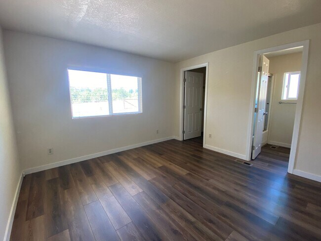 Building Photo - Private, Gated and Views -2 Bdm 2 Bath Gra...