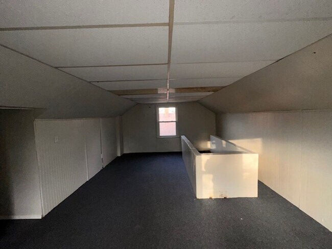 Building Photo - Stunning 3 Bedroom Brick Bungalow on Eastside of Detroit, Move in ready!