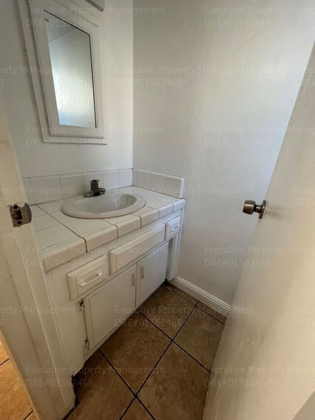 Building Photo - 2 bedroom, 1.5 bathroom townhouse.