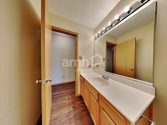 Building Photo - 5311 Meadowbrook St