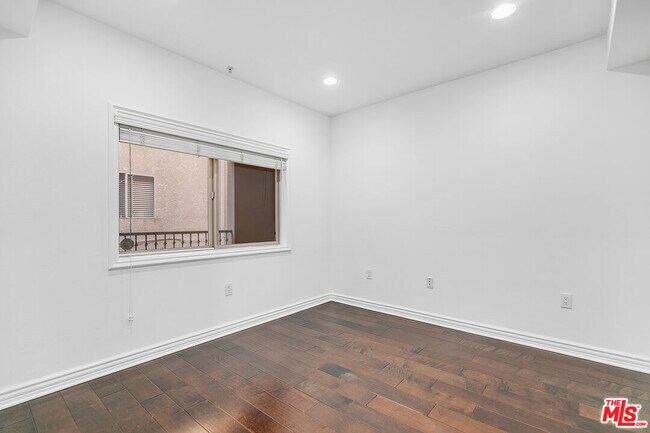 Building Photo - 11504 Moorpark St