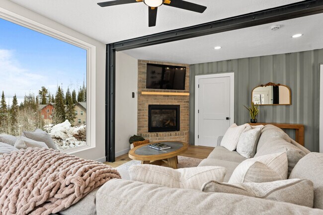 Building Photo - 220 Circle Dr