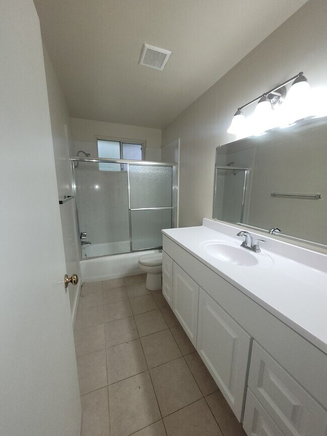 Building Photo - Three bedroom home in Fair Oaks