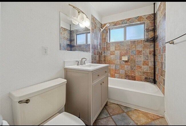 Building Photo - 1431 Northview Dr