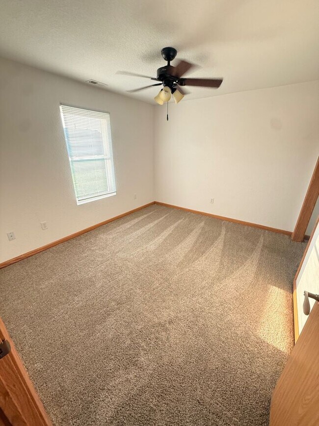 Building Photo - 1305 Country Club Dr