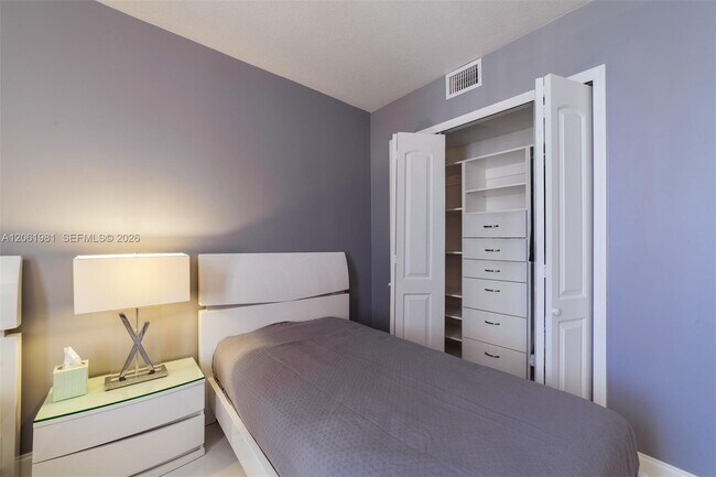 Building Photo - 2500 Parkview Dr