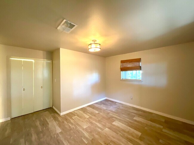 Building Photo - 5303 Shady Oak Cir