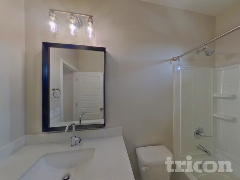 Building Photo - 4544 E Grandview St