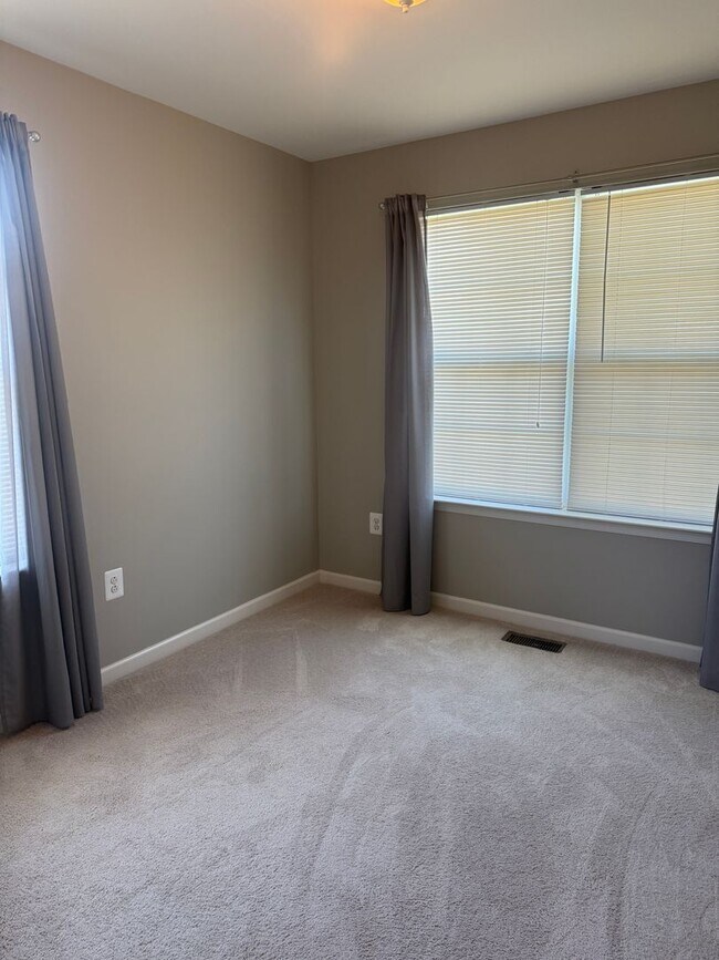 Building Photo - Well Maintain Townhome in Market Square!