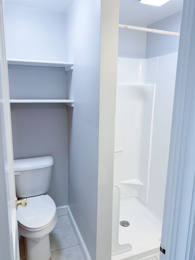 Building Photo - 3 Bedrooms 2 Full Bathrooms with fenced in...