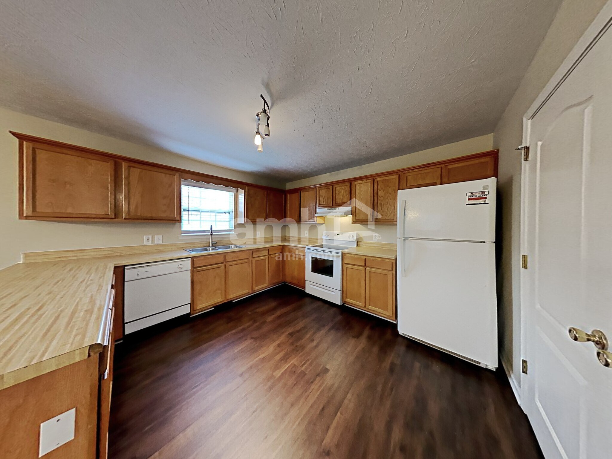 Building Photo - 7411 Meadowwood Way