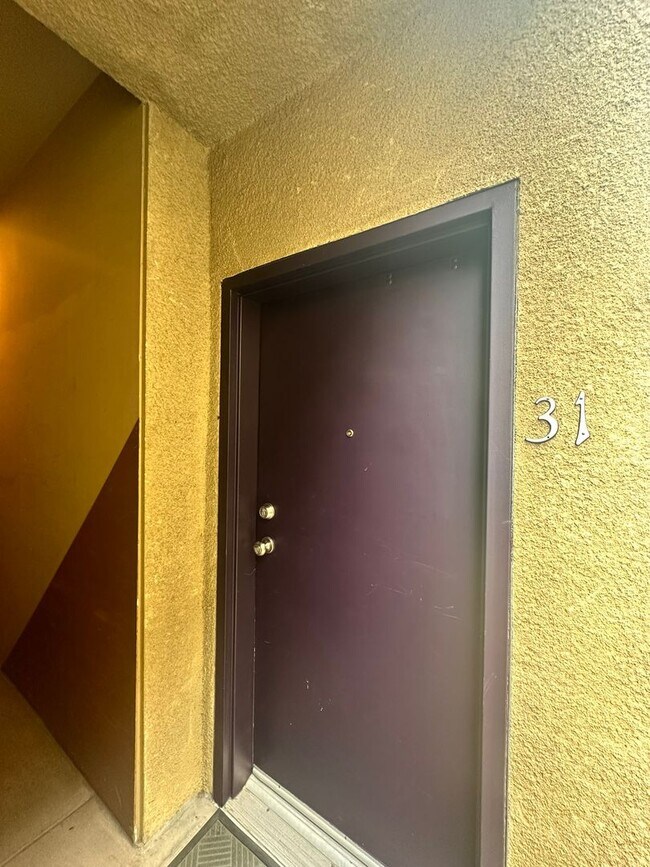 Building Photo - DOWNTOWN GEM - Two-level loft with private...