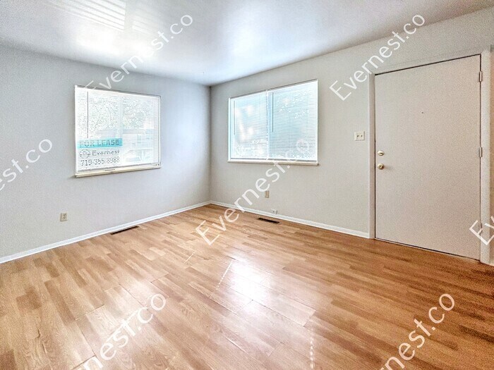Building Photo - 954 W Moreno Ave