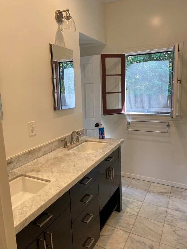 Building Photo - 3781 Greenwood Ave