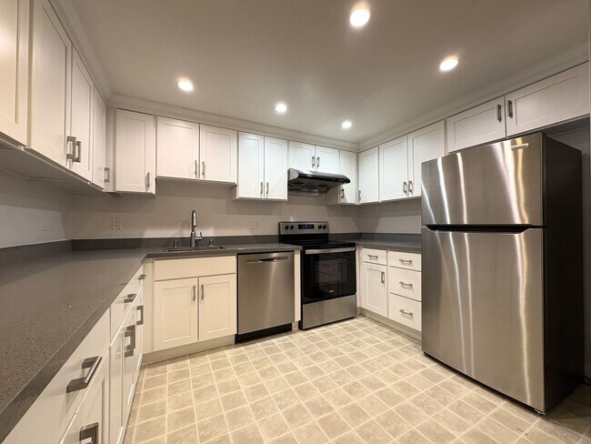 Building Photo - Spacious Updated 2 Bed / 2 Bath Condo with A/C, Huge Balcony & Community Pool