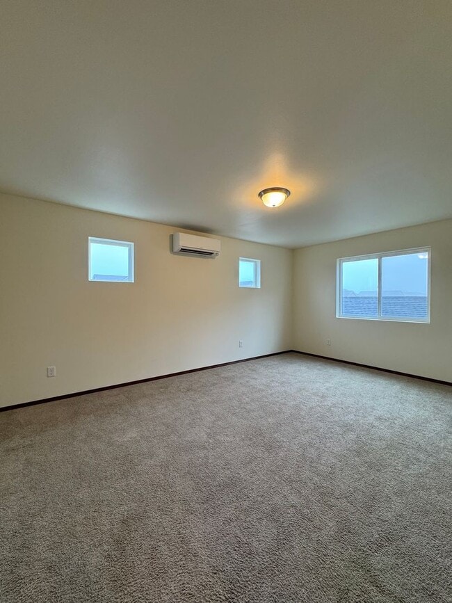 Building Photo - Spacious 5-Bedroom Home with Fenced Yard & Oversized Garage