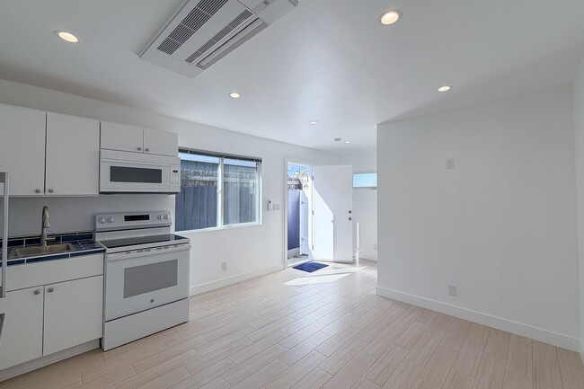 Building Photo - 118 Bardsdale Ave