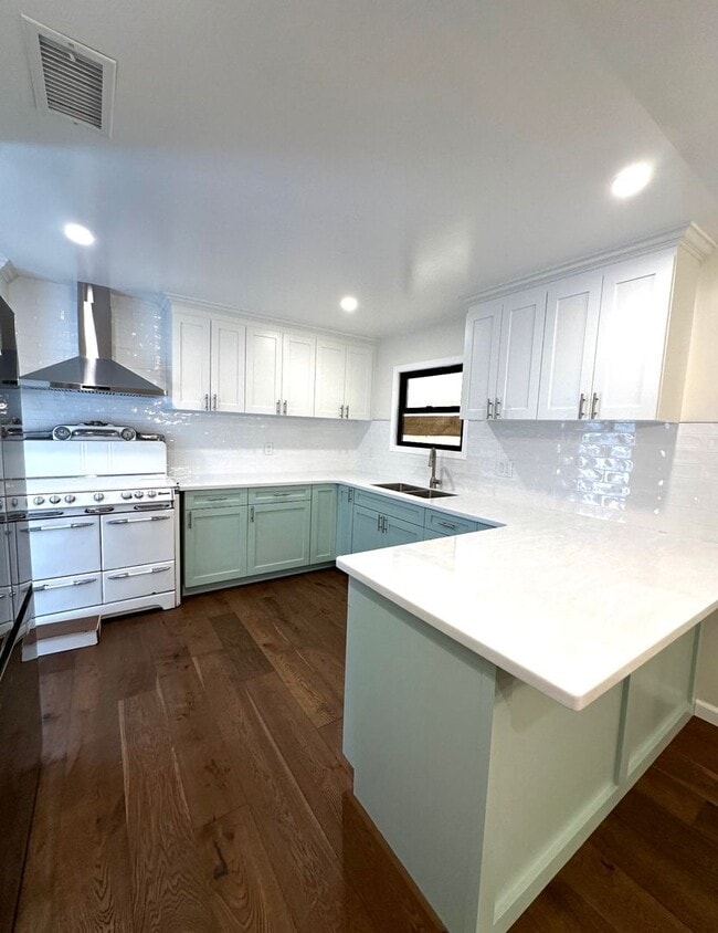 Building Photo - Craftsman Charmer 2 Bedroom 1 1/2 bath (Back yard not included)