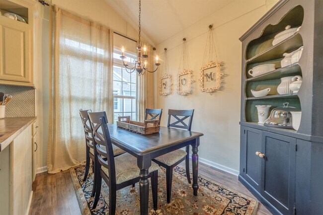 Building Photo - Fully Furnished Executive Condo