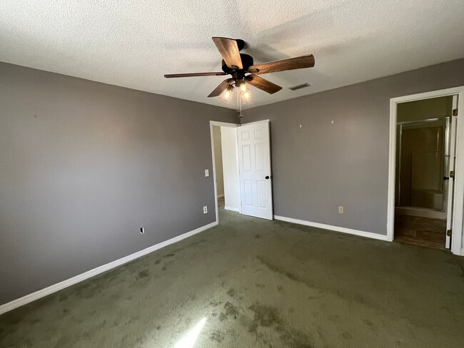 Building Photo - Bright and airy 2 Bedroom, 2 Bath home in ...